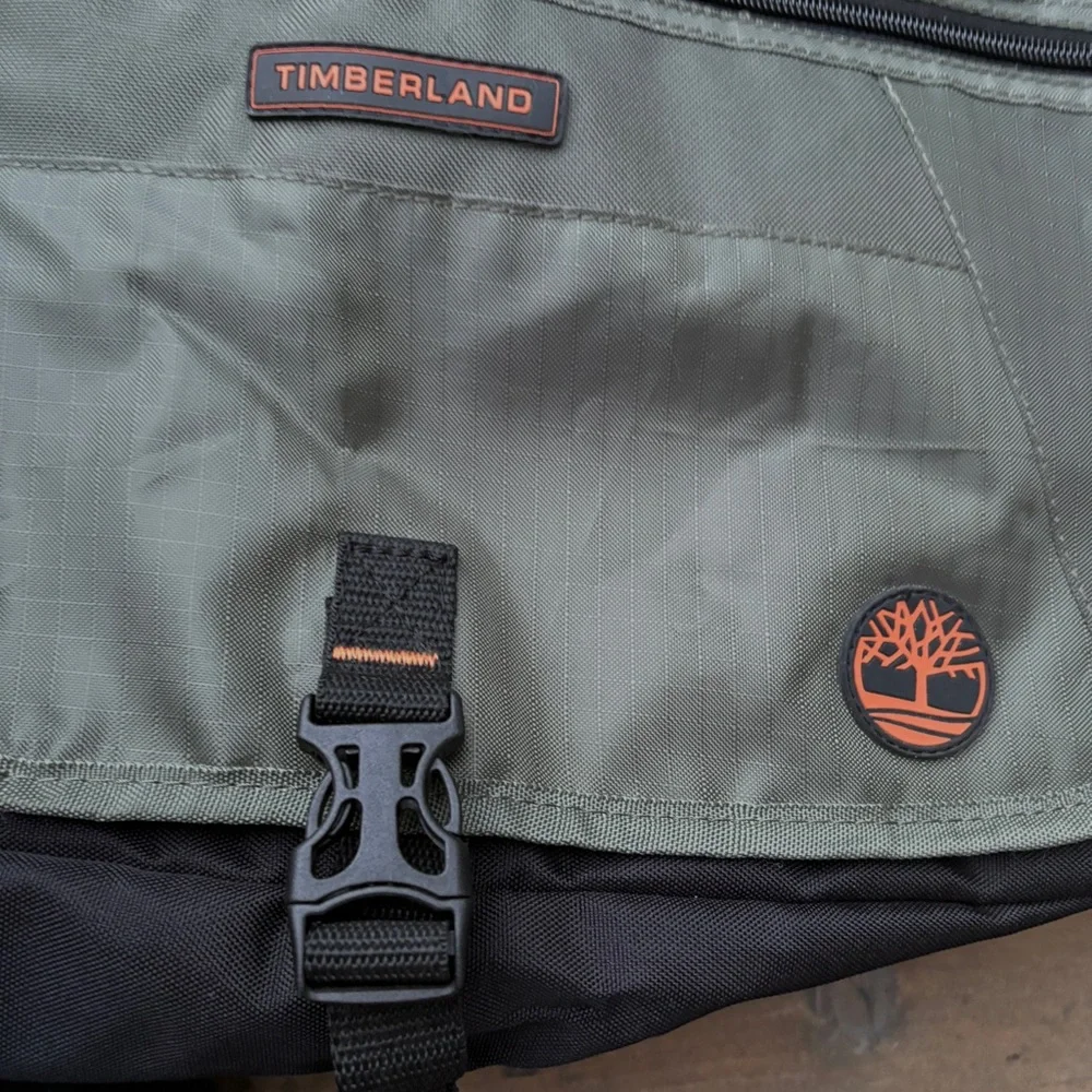 Timberland Twin Mountain Ripstop Water Resistant Messenger Bag NWT Black & Khaki